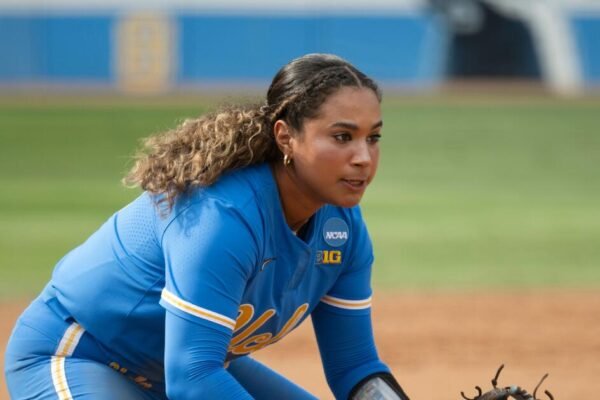 UCLA beats South Carolina, reaches Women’s College World Series UCLA beats South Carolina, reaches Women's College World Series