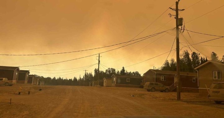 Hundreds airlifted by Hercules aircraft as wildfire threatens northern Ontario First Nation