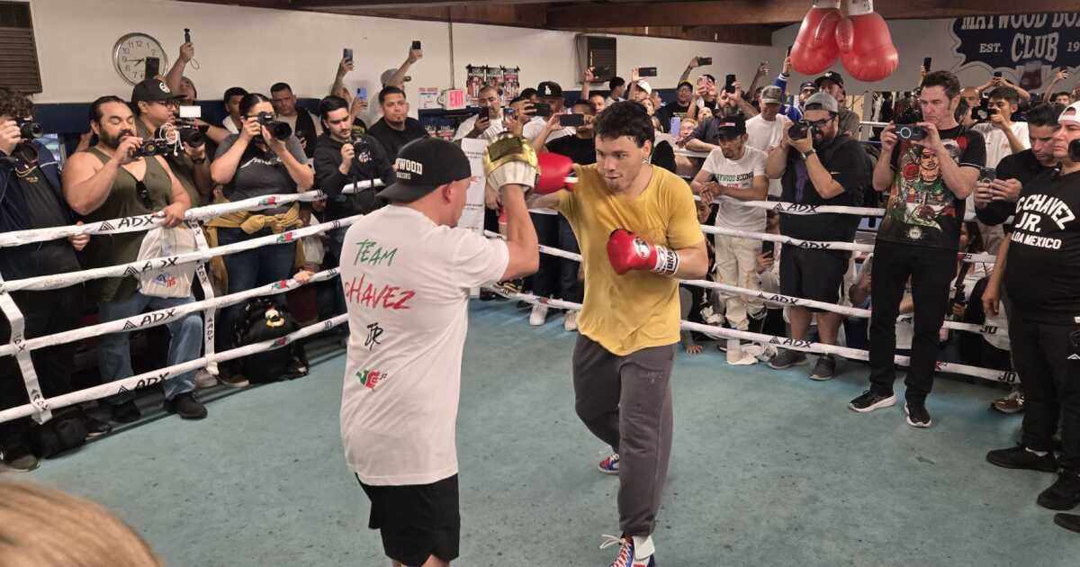 Julio César Chávez Jr. defies fear, trains in L.A. affected by ICE