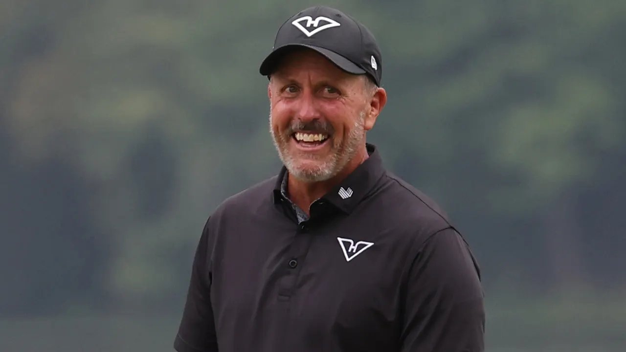LIV Golf Virginia: Phil Mickelson hits incredible shot