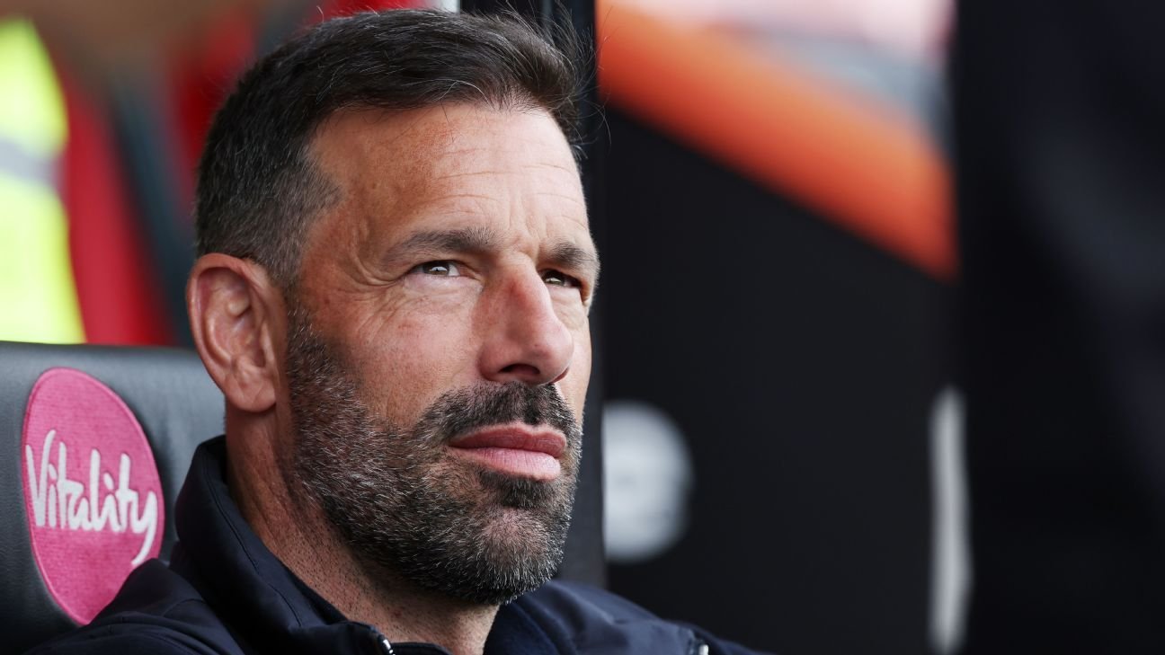 Leicester part with manager Ruud van Nistelrooy before new season
