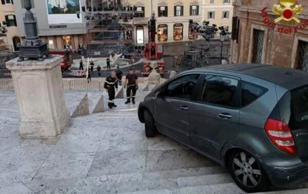 Mamma mia! 80-year-old man tries to drive car down Rome’s Spanish Steps – National Mamma mia! 80-year-old man tries to drive car down Rome’s Spanish Steps - National