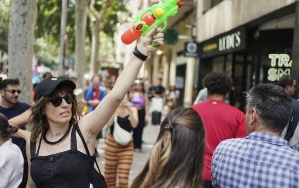 Spanish locals shoot water at visitors in protests against mass tourism – National Spanish locals shoot water at visitors in protests against mass tourism - National