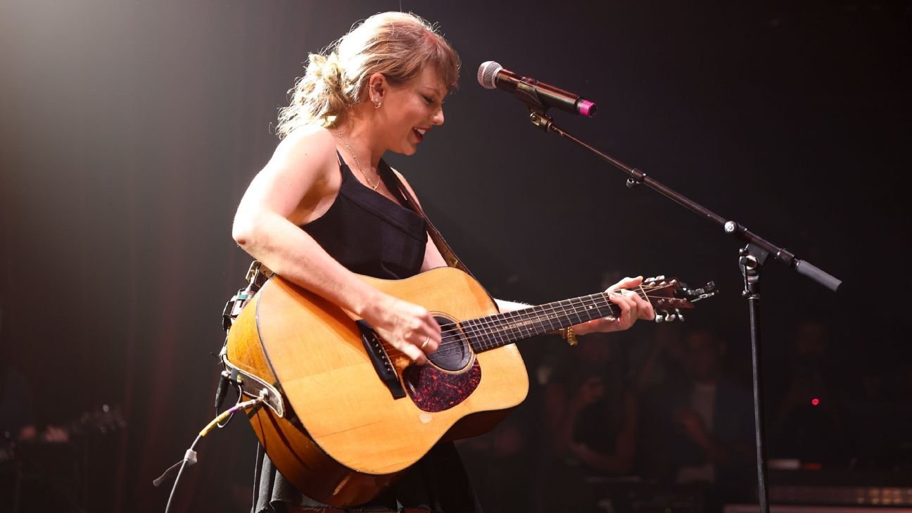 Taylor Swift gives surprise performance at Tight End University