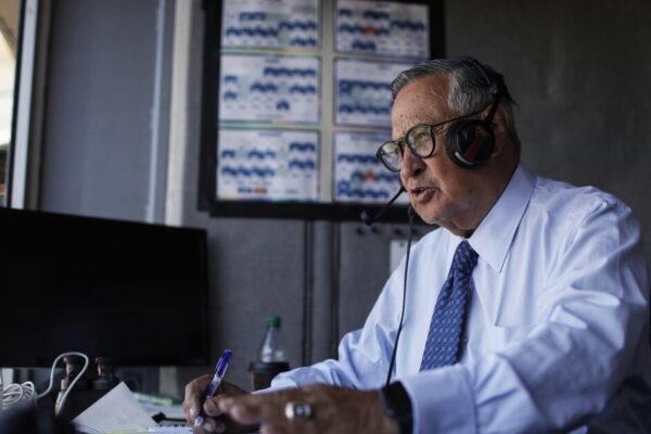 While Dodgers wait to speak, Jaime Jarrín offers immigrants support While Dodgers wait to speak, Jaime Jarrín offers immigrants support