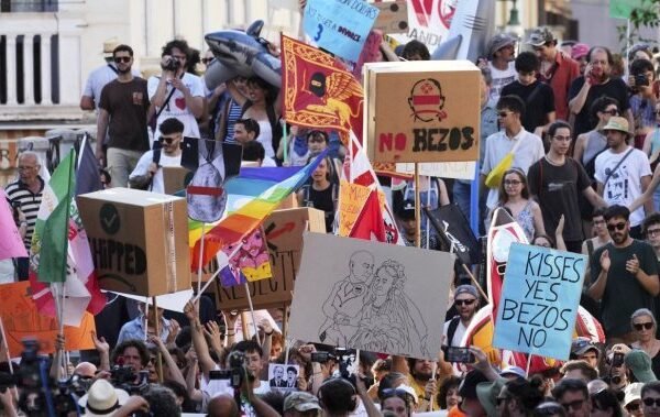 ‘Kisses yes, Bezos No,’ protesters say, as billionaire’s wedding bonanza divides Venice – National ‘Kisses yes, Bezos No,’ protesters say, as billionaire’s wedding bonanza divides Venice - National