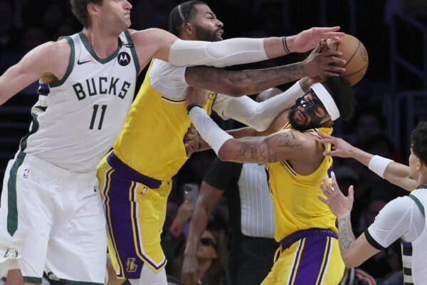 Clippers agree to two-year deal with Brook Lopez