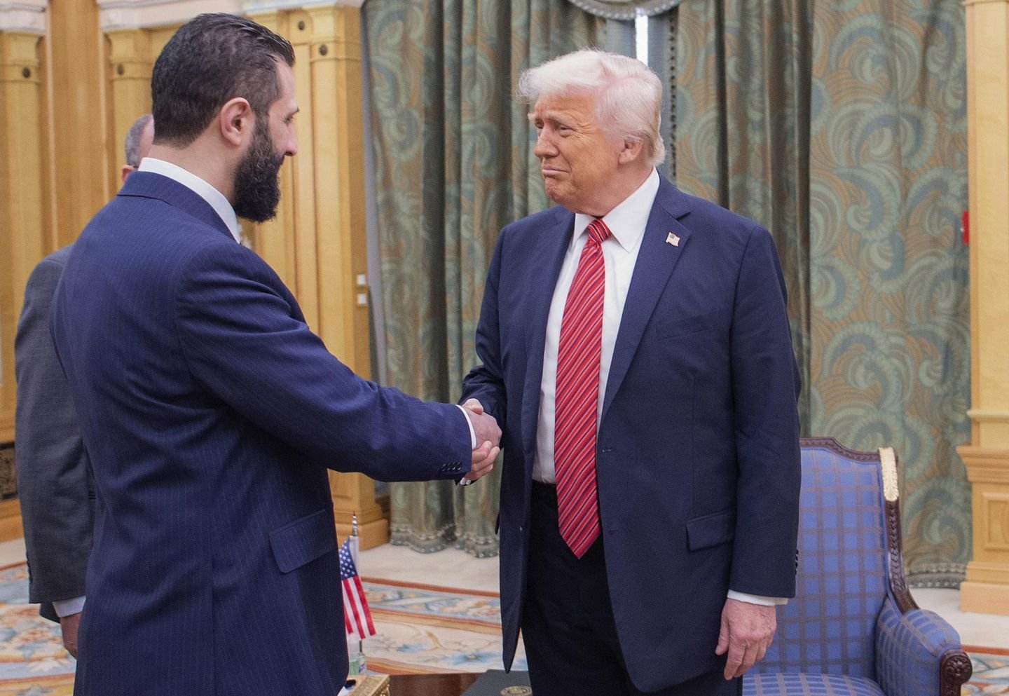Trump signs an executive order lifting sanctions against Syria